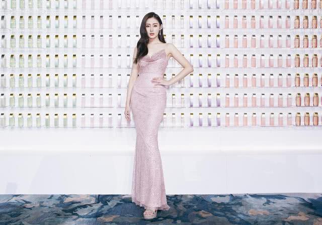 张天爱穿银白色薄纱裙娇美动人，太仙气唯美了