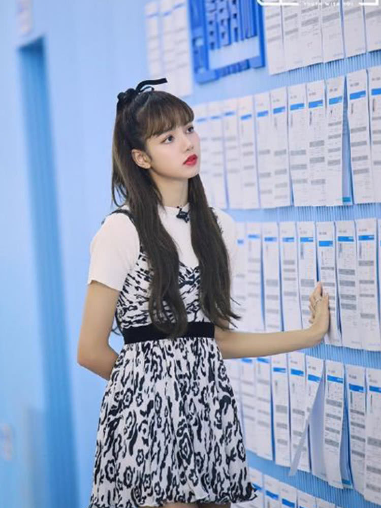 LISA爱上吊带裙，连换两套造型，你喜欢哪款？