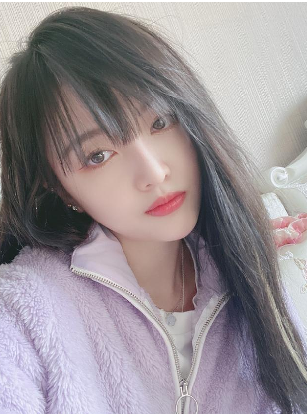 吴宣仪头戴着皇冠送白色情人节祝福,长发披肩美如公主!