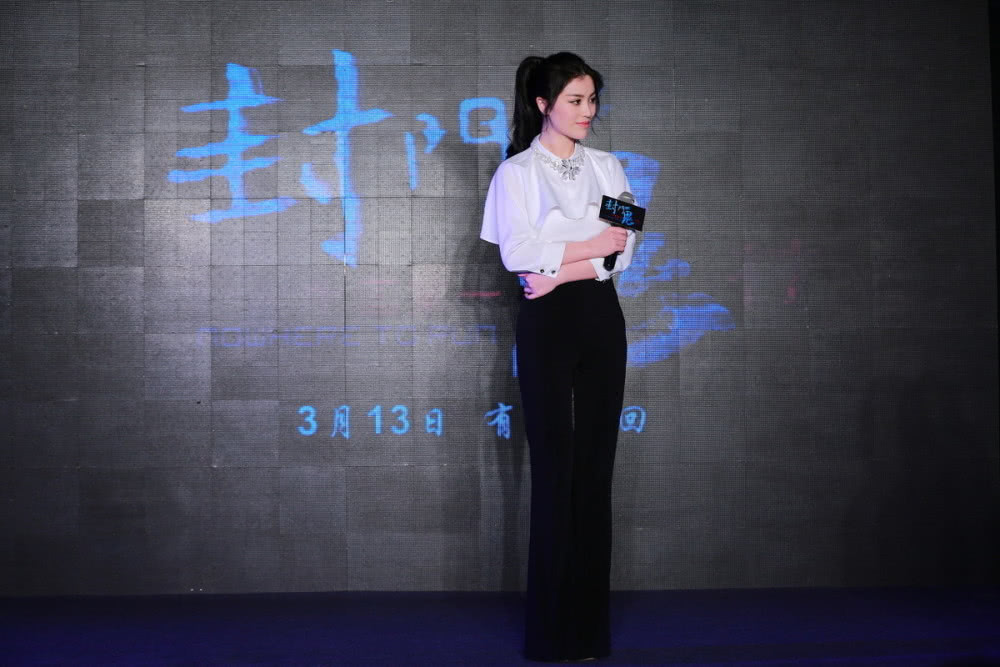 刘翔前妻葛天复古港风写真，穿“泳装”秀饱满身材太性感