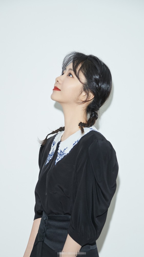 谭松韵娃娃衫配双麻花辫,小学生都不敢这么穿