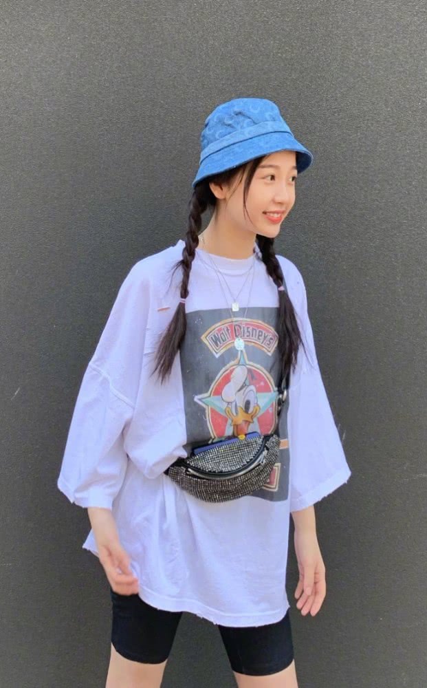 虞书欣挑战四分裤秀腿,不愧是可爱“小作精”