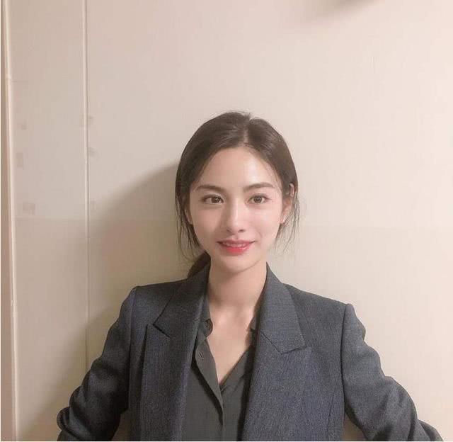 韩国少有的浓艳系女神，被誉为亚洲第一脸蛋，蝉联百大美人冠军？