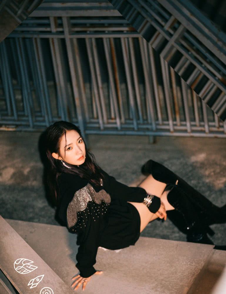 孟美岐身穿黑色亮片上衣搭配黑色热裤,酷炫个性有魅力