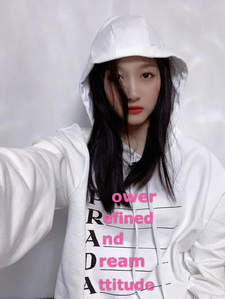 关晓彤最新私服更新,穿白色连帽卫衣出镜,脸部胶原蛋白满满