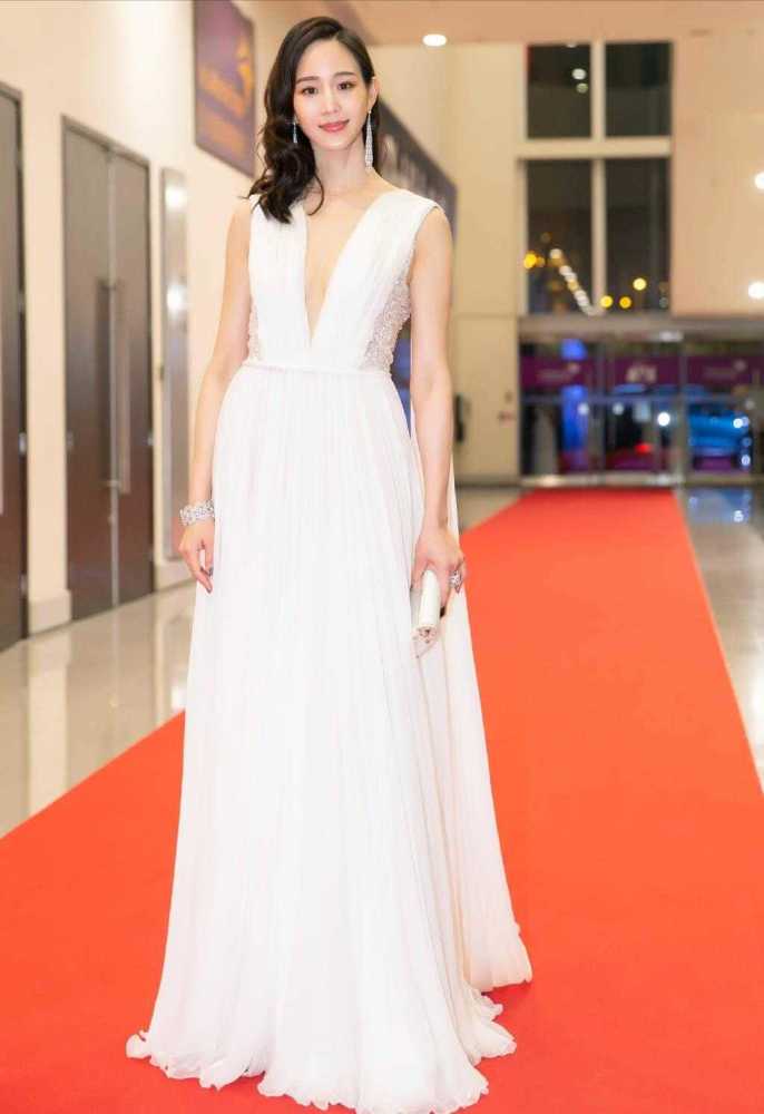 健身女神张钧甯身材太好！穿白色连衣裙凹凸有致高贵大气