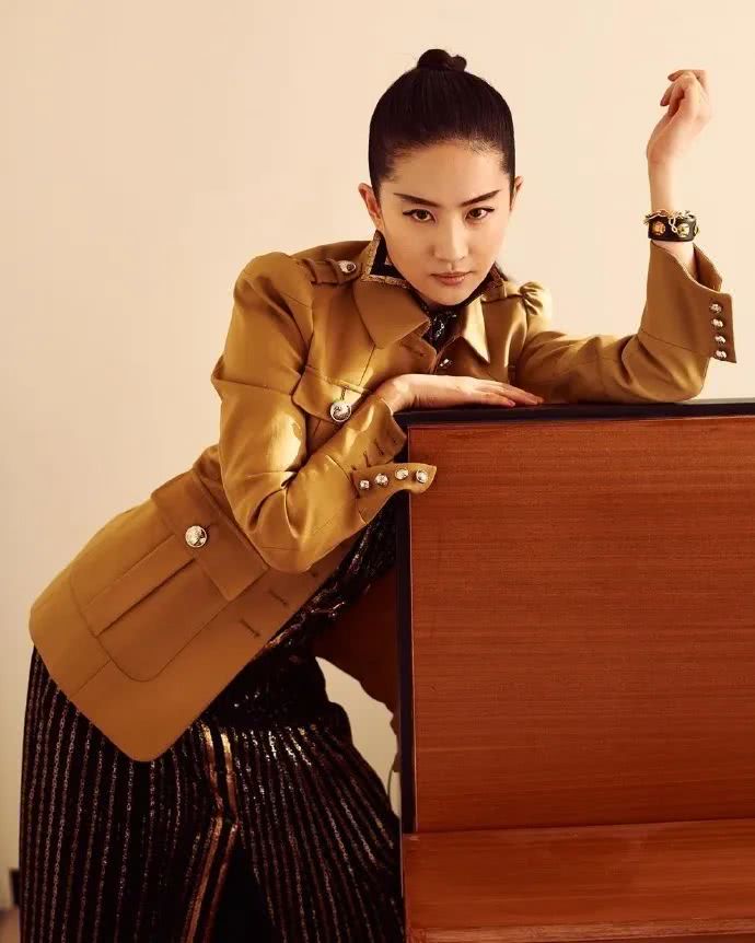 刘亦菲登时尚杂志，明媚红衣配浓妆比清纯神仙姐姐还要好看