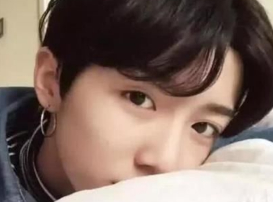 艾比为证明颜值,大方晒出男装照,男网友:感觉自己被掰弯?