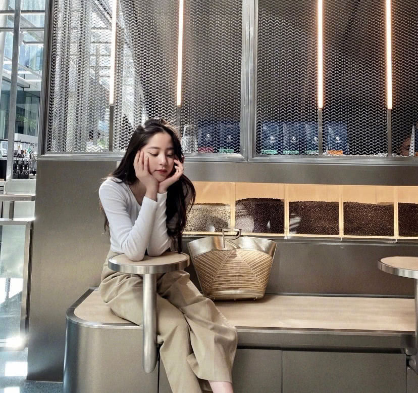 欧阳娜娜简约白T加浅棕阔腿裤,身材比例让人羡慕