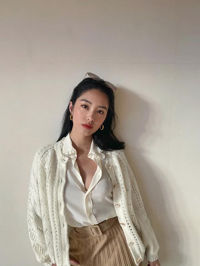 杨采钰衬衫少系两个扣搭配随性,时髦造型太抢眼