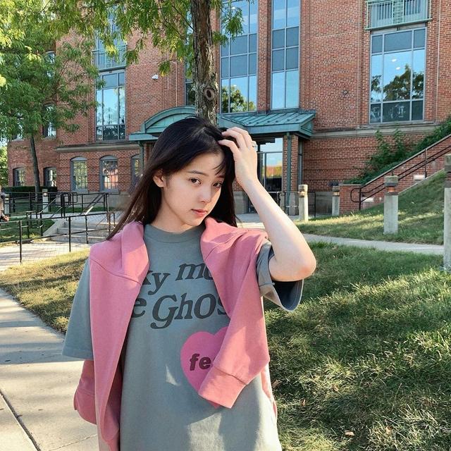 欧阳娜娜发自拍,白底碎花上衣小露锁骨,这是改走小性感路线?