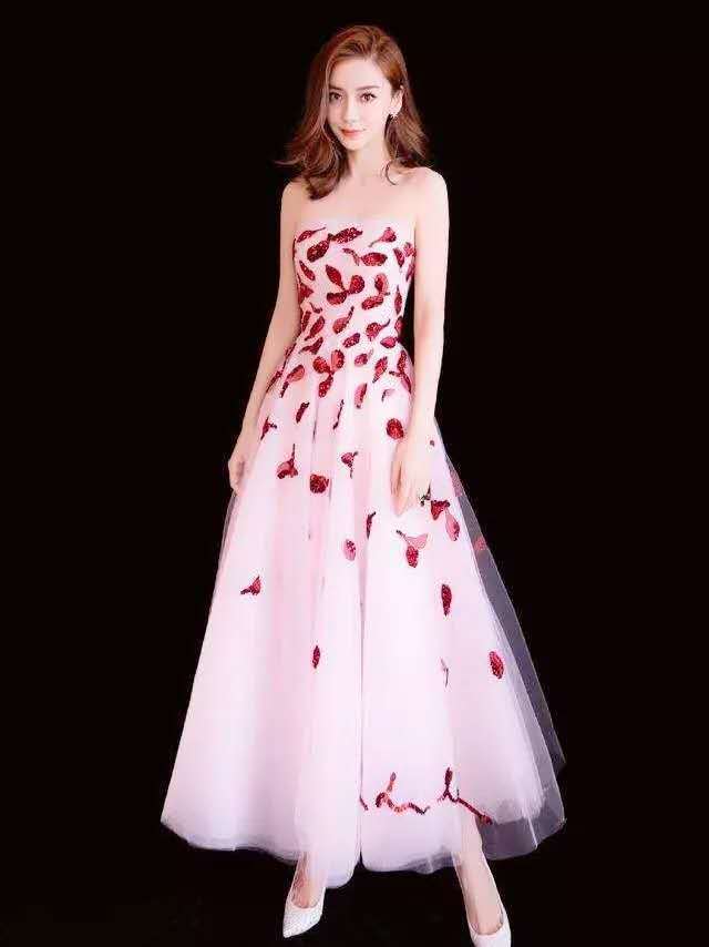 杨颖的穿搭越来越“仙”!白色“漏斗裙”秀美肩,漫画脸太不真实