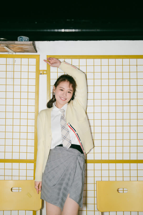 马思纯初春美照,穿淡黄色如少女,看全身照网友:腿太真实了