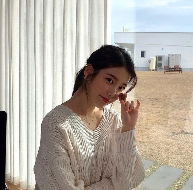 IU穿蓝色西装拍摄大片,慵懒性感太受大家喜爱了