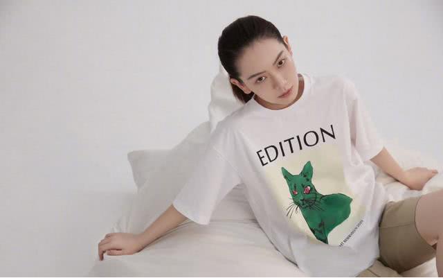 戚薇不化眼妆的模样太英气，最新造型好像“日系男友”