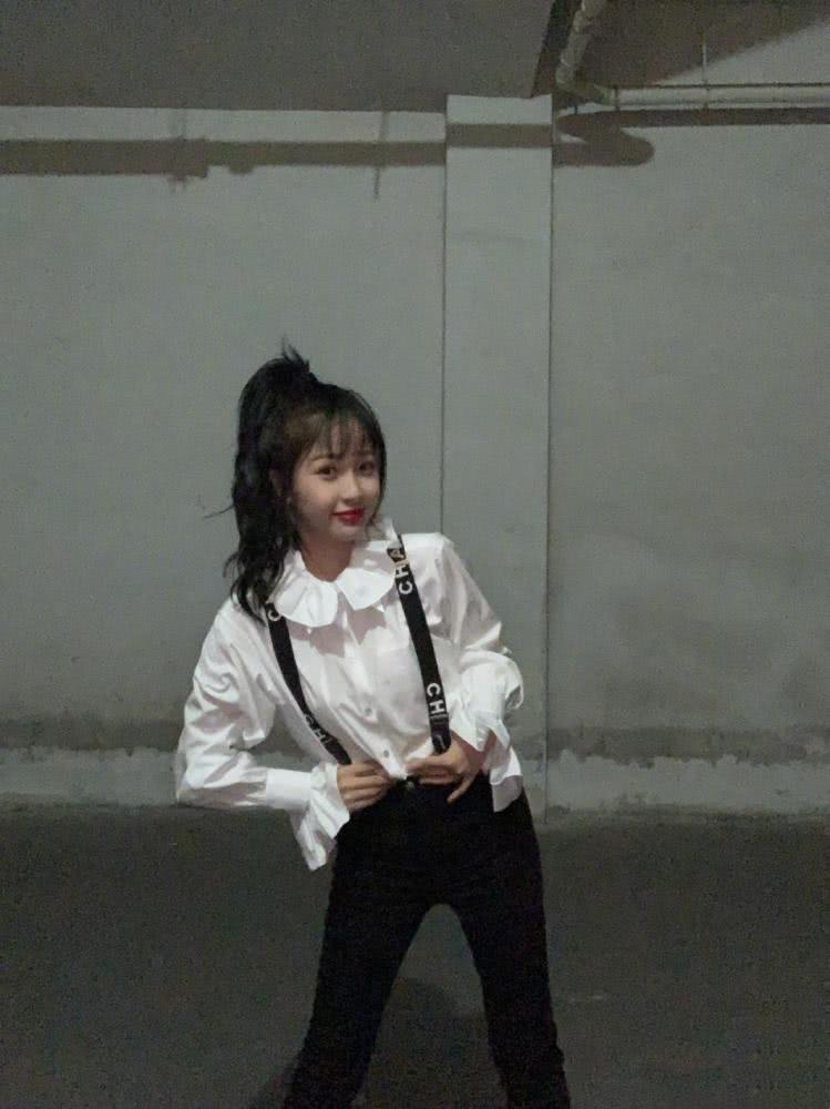 虞书欣穿“鳞片裙”魅惑至极，本以为是小萝莉一枚，没想到身材太有料