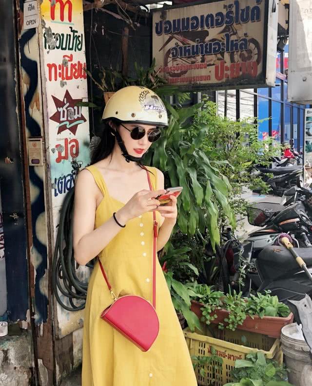 高圆圆薄纱刺绣衫配灰色阔腿裤,扎低盘发气质无敌了