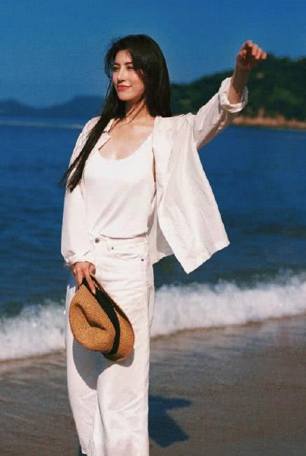 刘翔前妻葛天复古港风写真，穿“泳装”秀饱满身材太性感