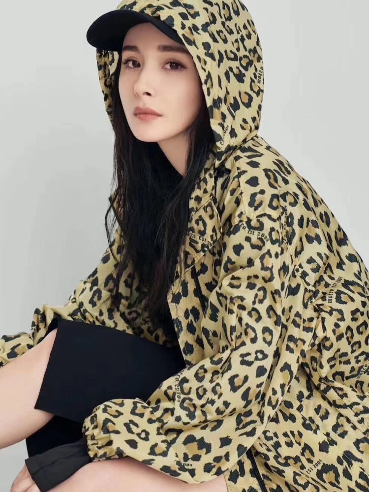 杨幂最新广告片上线，露脐装搭配开叉裙，身材比例太惊艳！