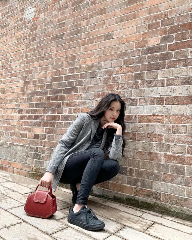 欧阳娜娜发自拍,白底碎花上衣小露锁骨,这是改走小性感路线?