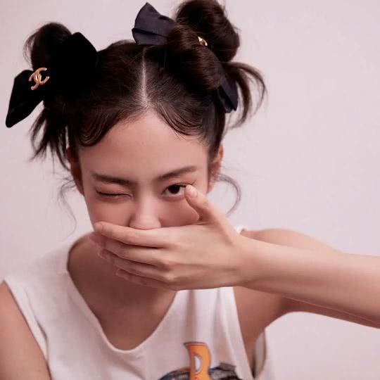 金智妮金发波浪卷一言难尽，丸子头有时可爱有时酷！太百变