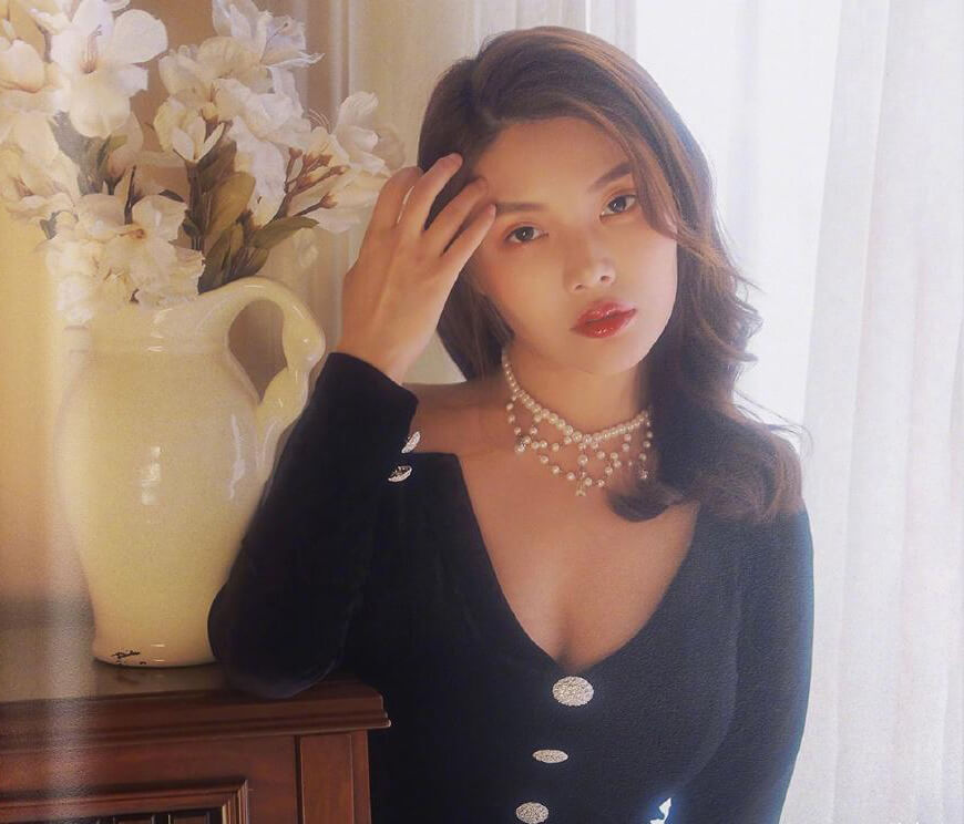 徐冬冬最新复古风格写真 穿深V蓝丝绒长裙尽显性感好身材