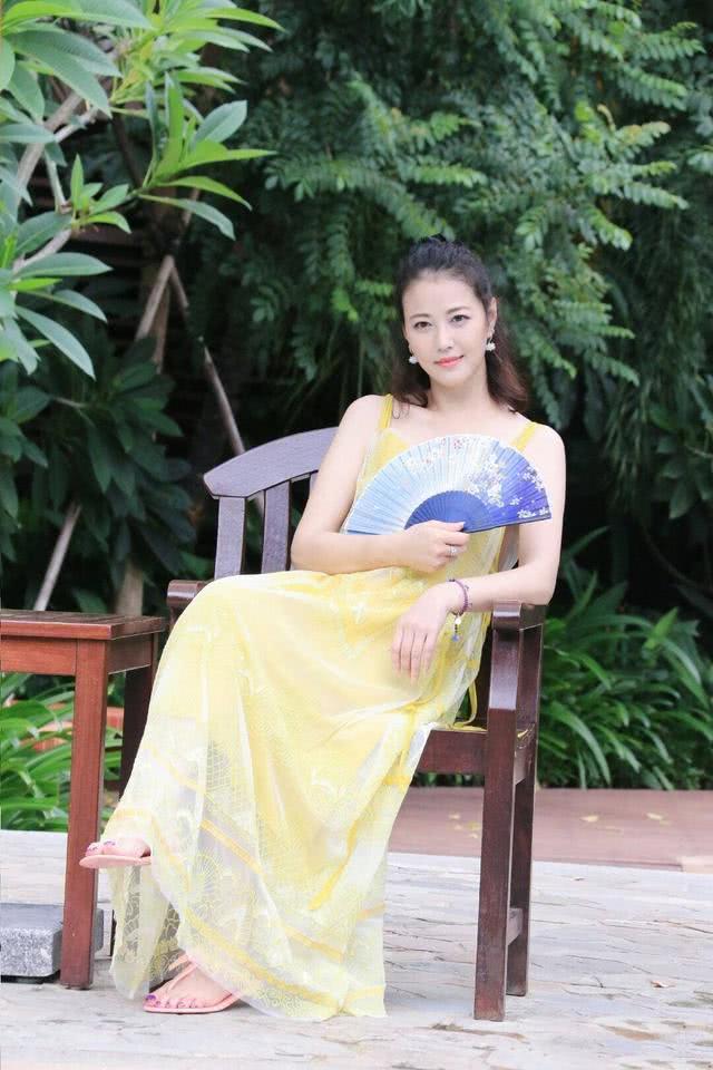 周海媚最新打扮像18岁少女,美起来真不低调