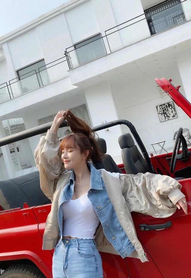 张濛茶歇裙穿出丰满的紧绷感，身材和衣品依然在线