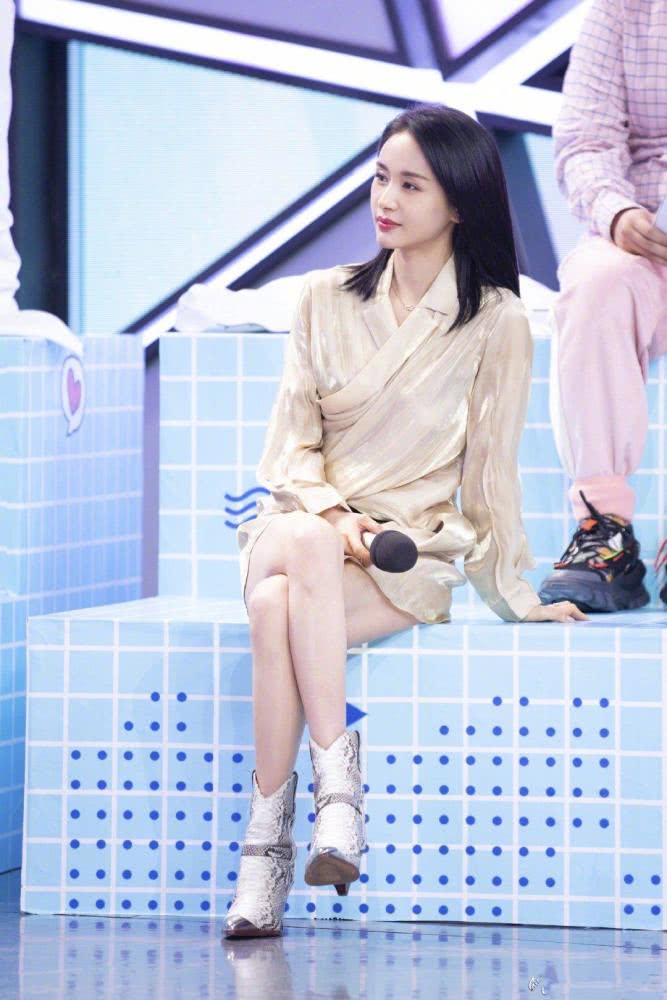 王子文长发亮相《快乐大本营》,秒变优雅女神,真是太美了