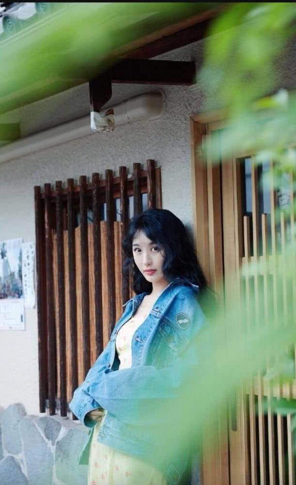 佟丽娅一条两根带子的裙子也能穿的很美,气质真好