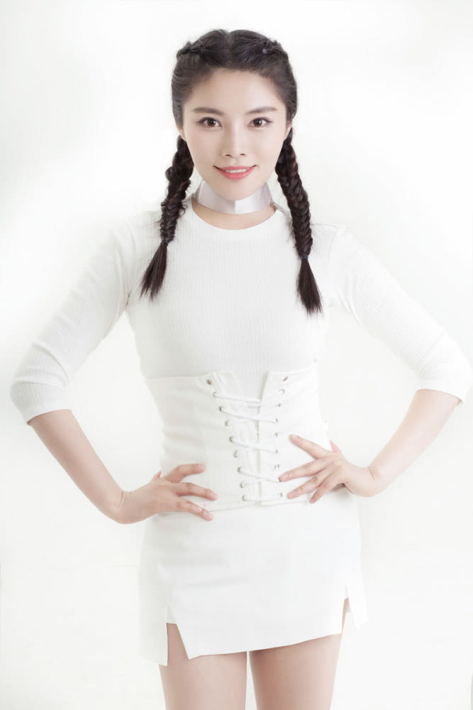 徐冬冬身材好也有烦恼,透视薄纱吊带裙秀身材却显胖