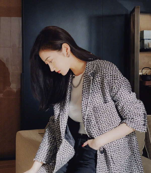 景甜穿西装配紧身内搭显好身材，淡妆美得像18岁