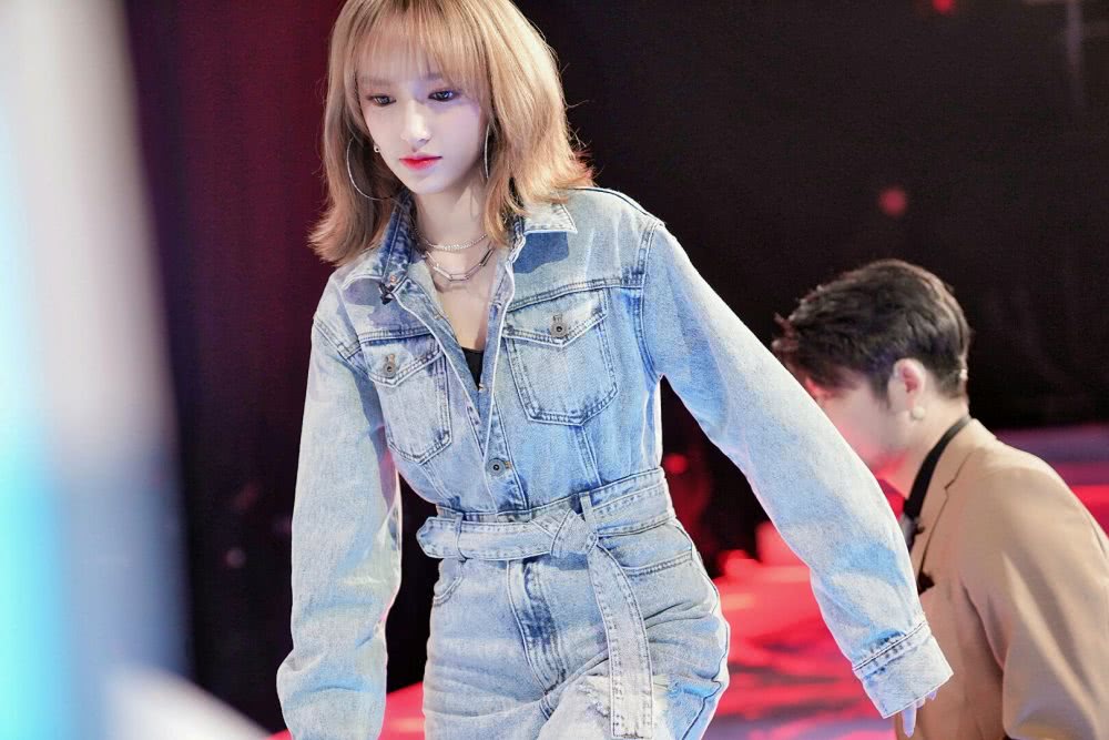 程潇最新节目造型曝光，牛仔连体衣配运动鞋可爱又有活力