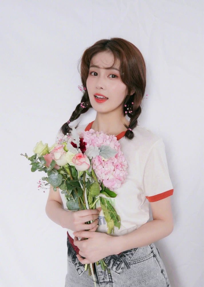 白鹿穿T恤扎双麻花辫，美的比绣球花还娇嫩