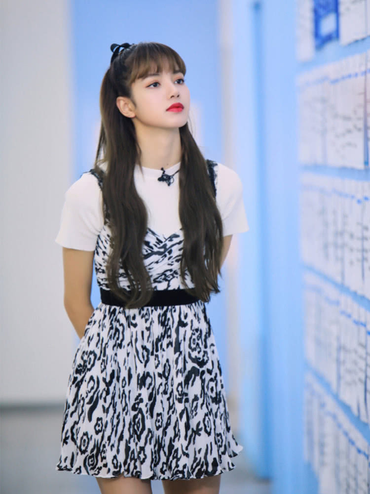 LISA爱上吊带裙,连换两套造型,你喜欢哪款?