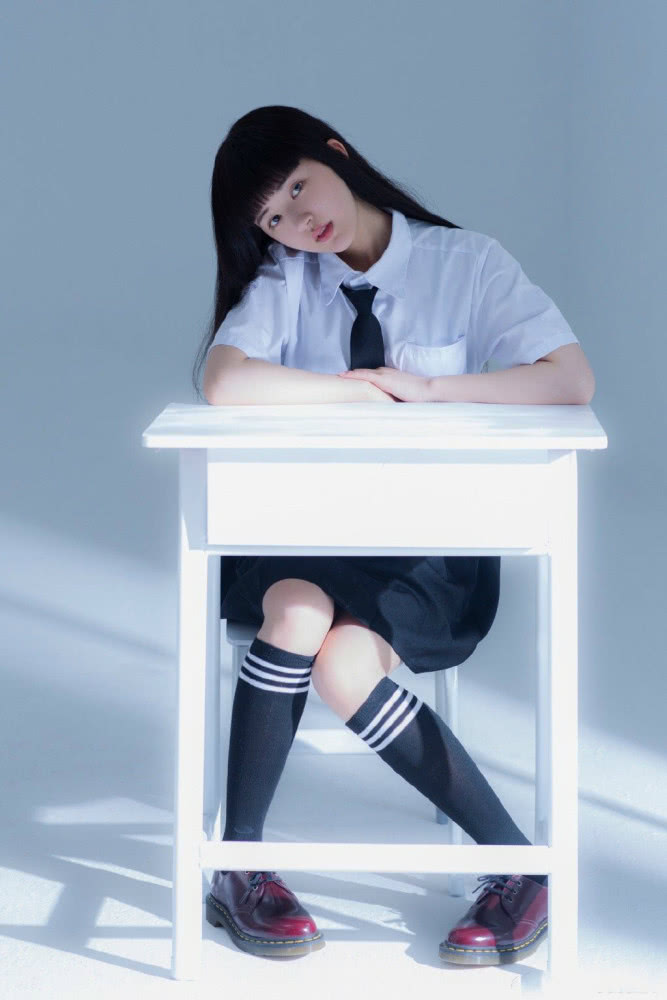 赵露思带狗撒欢，卫衣配花边裤甜SKR