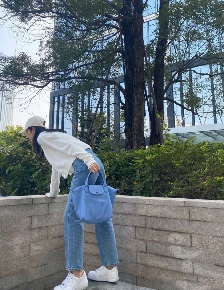 周雨彤穿短款毛衣配牛仔裤,大长腿藏不住