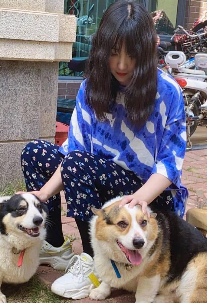 柳岩在家换上家居服变“宅女”,乡村风碎花裤太抢镜