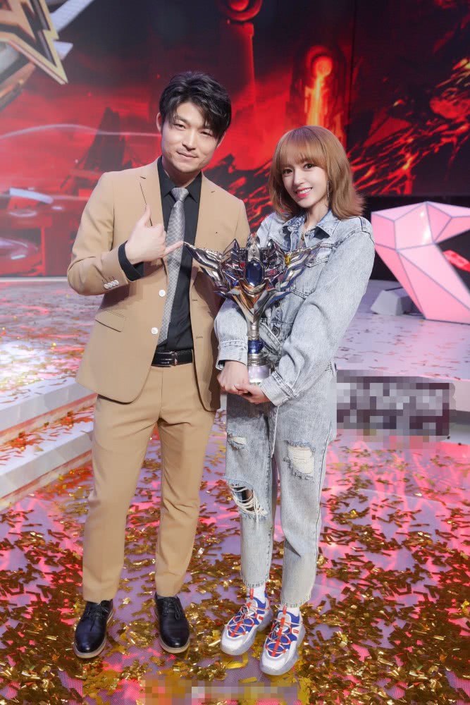 程潇最新节目造型曝光，牛仔连体衣配运动鞋可爱又有活力