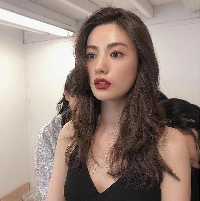 韩国少有的浓艳系女神，被誉为亚洲第一脸蛋，蝉联百大美人冠军？