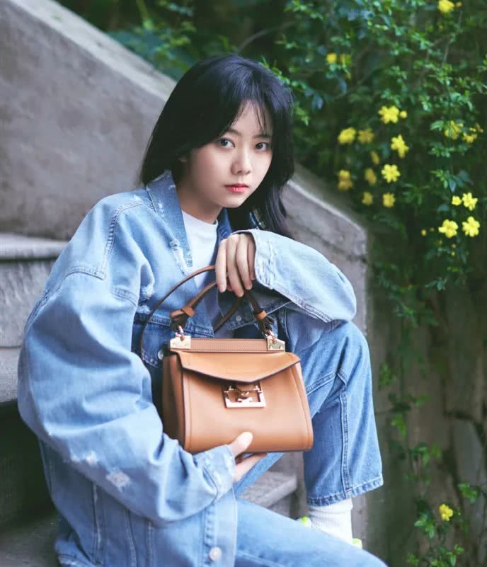 谭松韵齐刘海配清爽牛仔服，娃娃脸奔三看着还像18岁少女