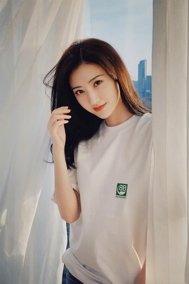 景甜穿白色T恤清新可人,双手托腮美如邻家少女