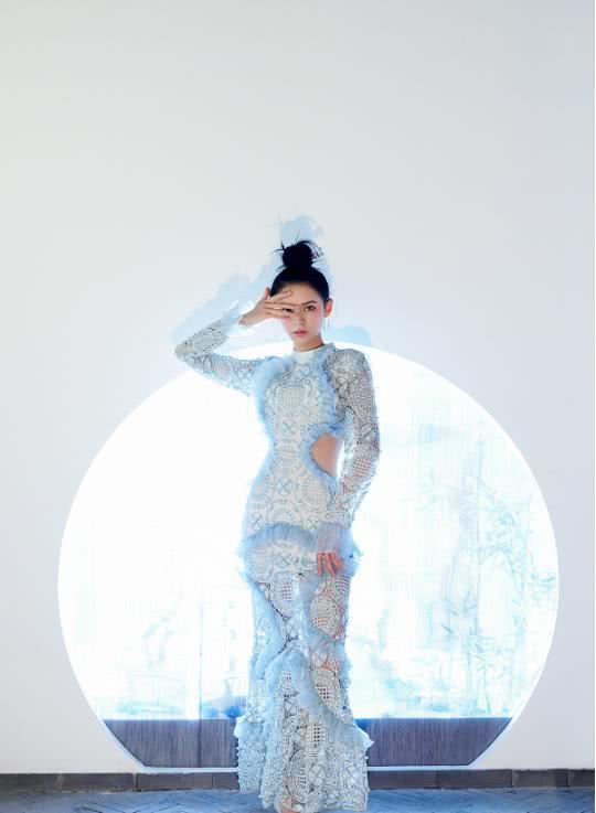 张予曦脖子上绑“带子”不怕掉，衣服又亮又闪美的让人心动