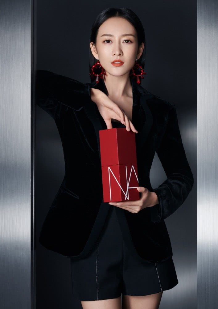 王鸥穿丝绒西装配短裤，霸气似老总