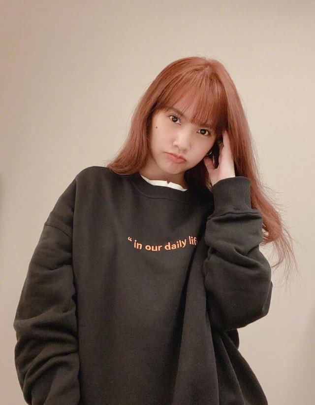 杨丞琳留齐刘海再染新发色,嫩回23岁