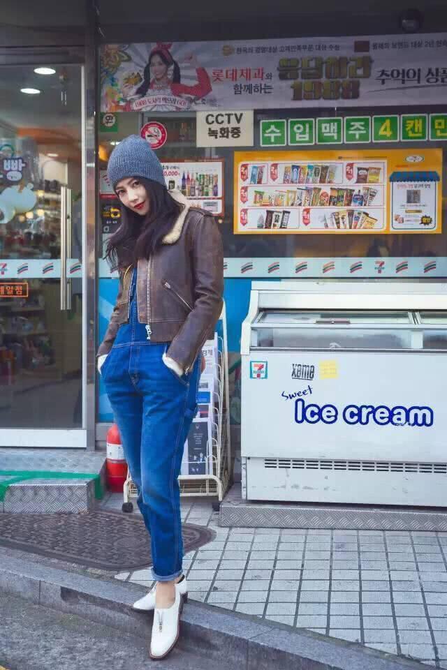 高圆圆生娃后穿白色连衣裙低调亮相,剪了波波头更洋气