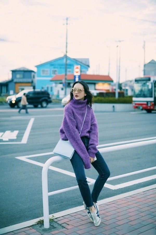 王鸥把基础款毛衣穿出了大牌感,37岁还拥有好身材