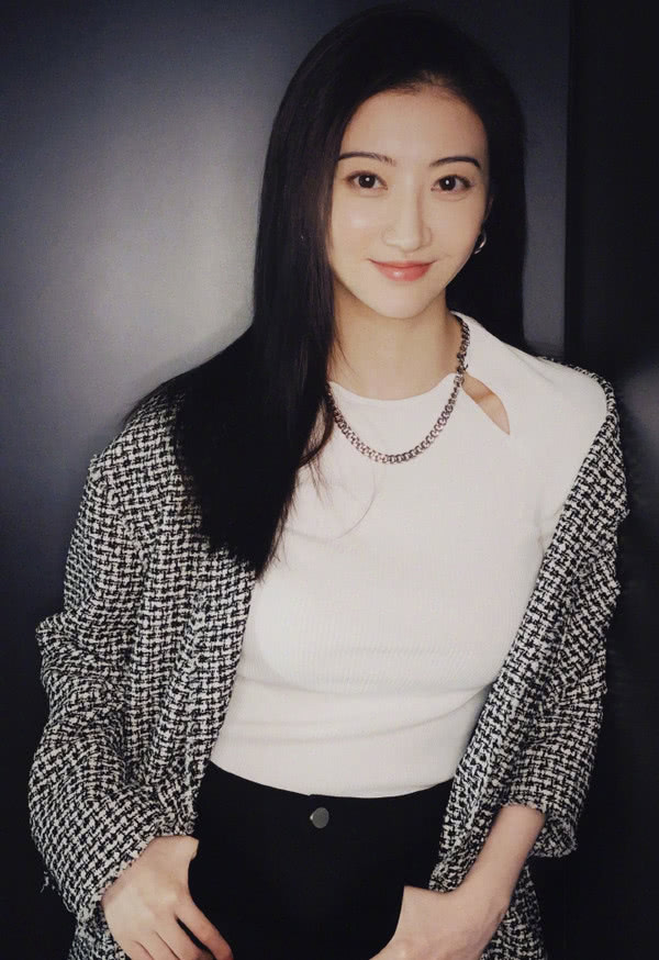 景甜穿西装配紧身内搭显好身材，淡妆美得像18岁