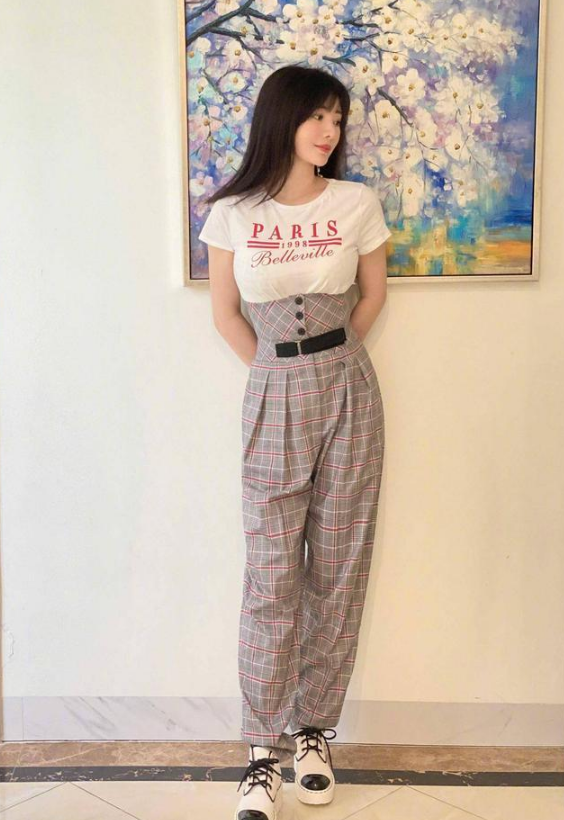 柳岩为显腿长裤腰快要提到了“胸口”,结果却出人意料的好看