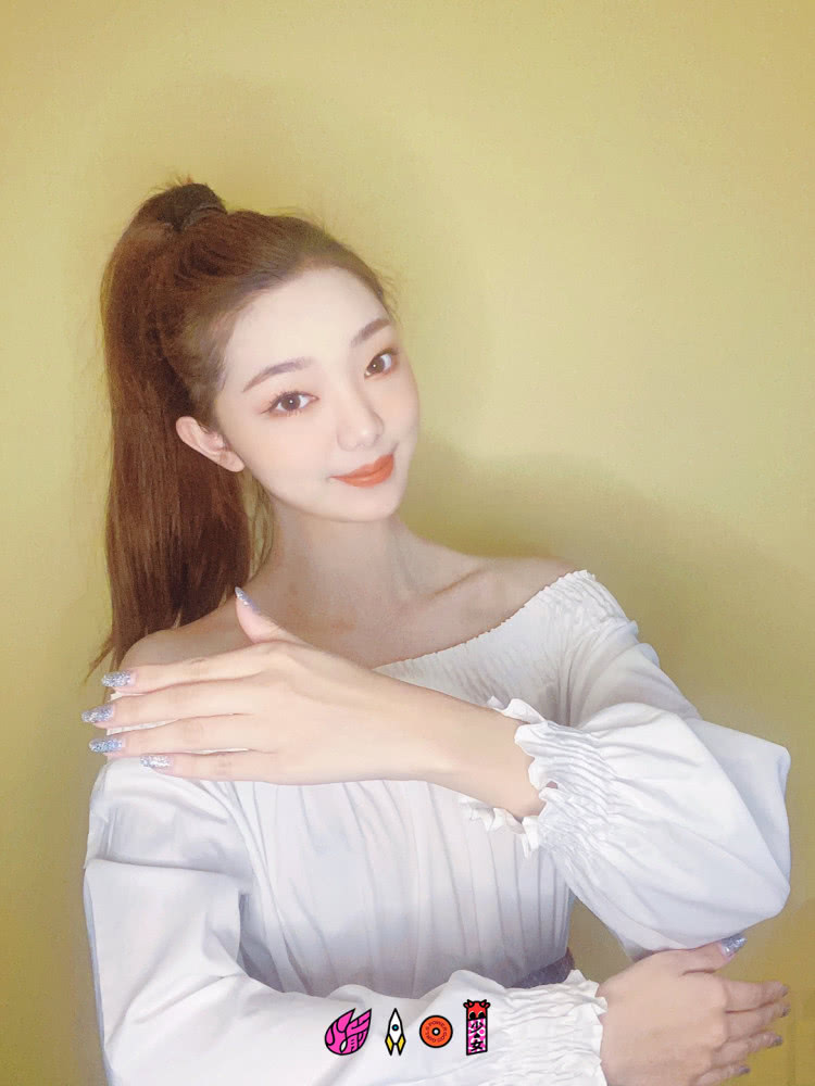 火箭少女女王节晒照，杨超越睡衣软萌可爱，SUNNEE素颜意外抢镜！